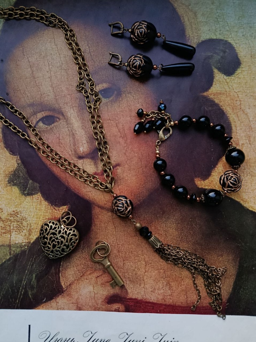 Комплект, состоящий из сережек, браслета, цепочки и 3-х кулонов (кисть, сердце, ключ).