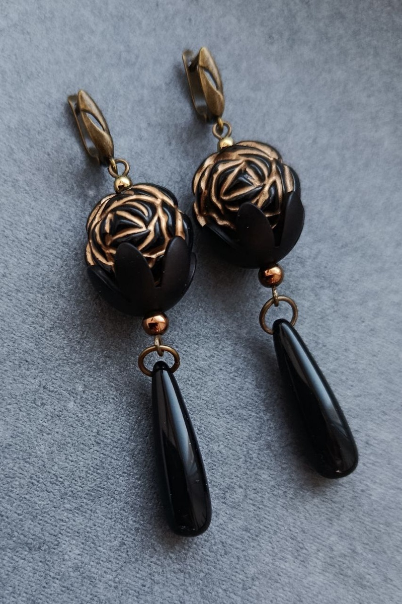 Ну, и ещё ты хочешь, чтоб были серьги, потому что эти розы, они так прекрасны