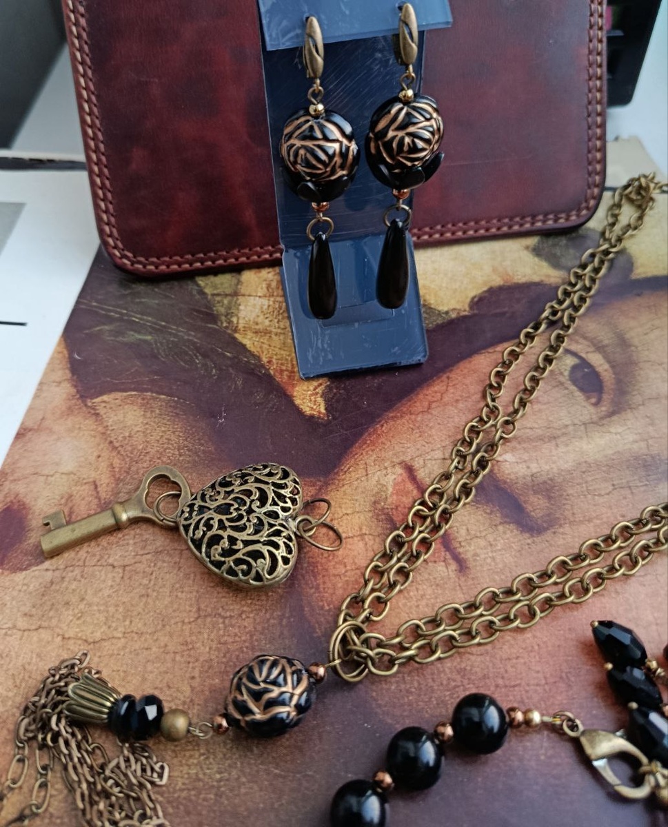 Ну, и ещё ты хочешь, чтоб были серьги, потому что эти розы, они так прекрасны