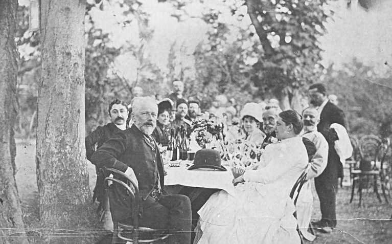 Застолье в Тифлисе. На первом плане - композитор Петр Чайковский. 1889 г. Фотограф - Иосиф Андроников. Из коллекции музея-усадьбы Чайковского