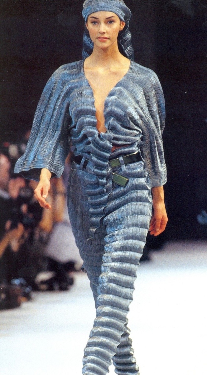 Также главной особенностью этой коллекции были модели, сделанные из плиссированной ткани