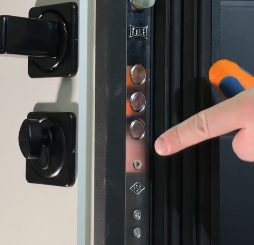 Нужный винт находится под ригелями