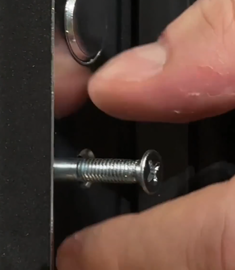 Достаем винт из отверстия 