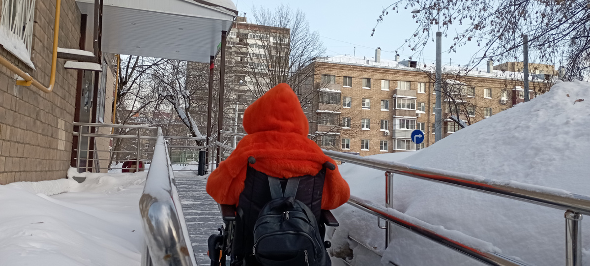 Галерея фотографий входной группы с пандусом и широким дверным проёмом