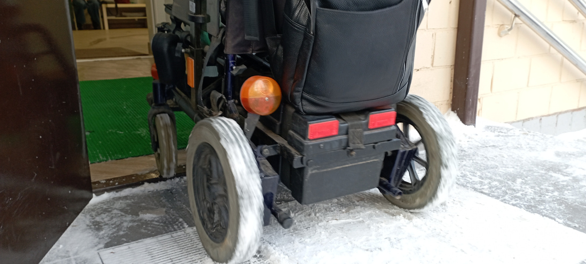 Широкий дверной проём, чтобы могла пройти инвалидная кресло-коляска с электроприводом