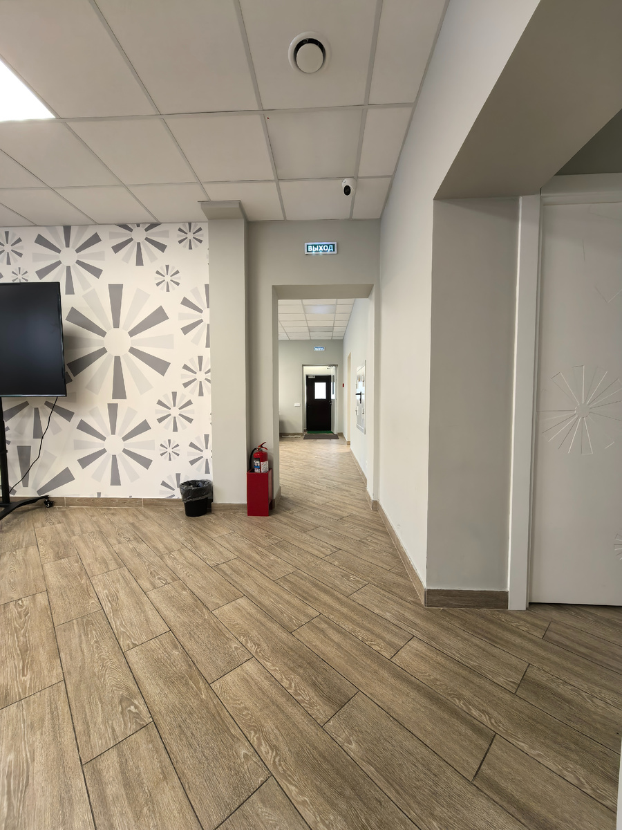 Просторное помещение, удобное для передвижения на инвалидныз колясках