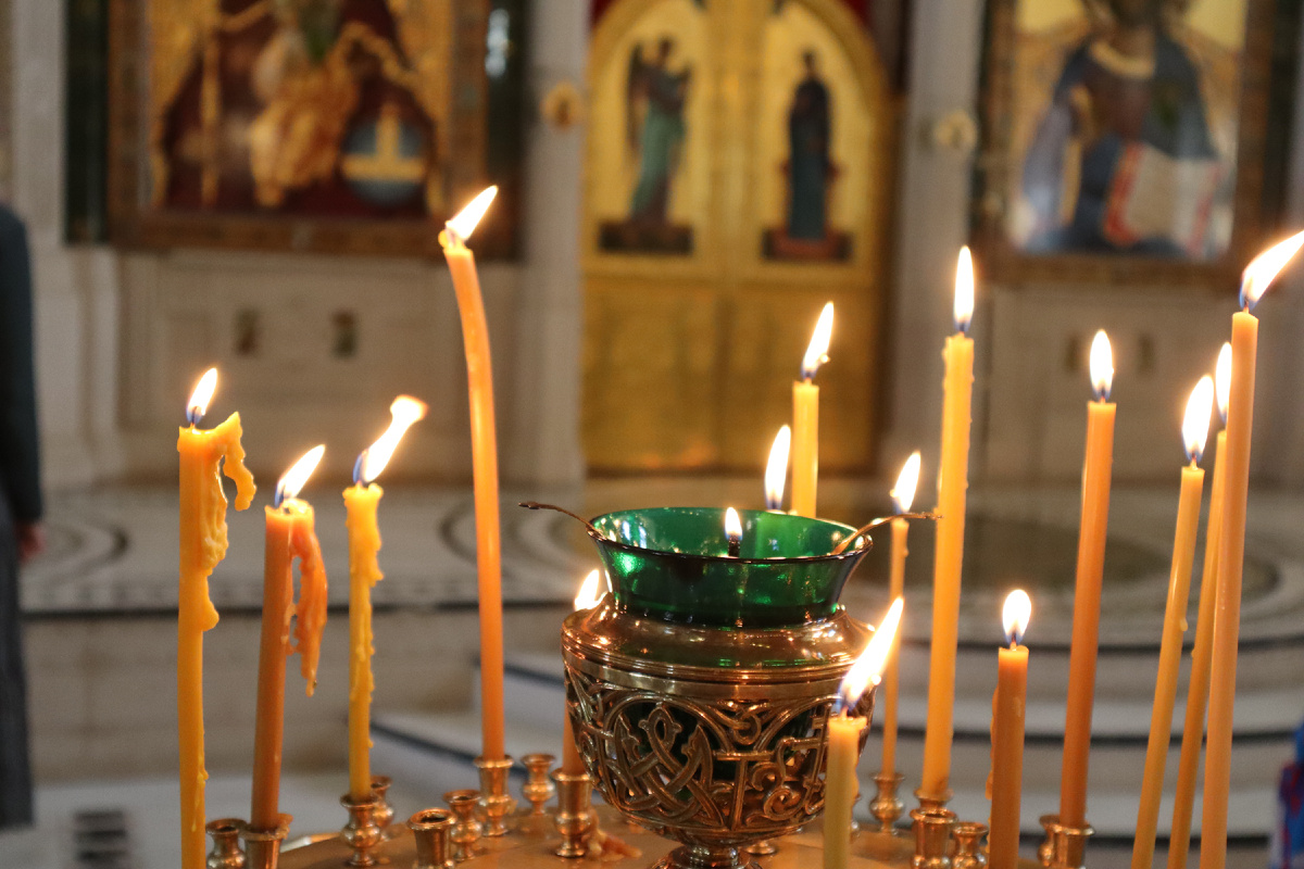 В Сретенском монастыре: горящие свечи - знак живой молитвы