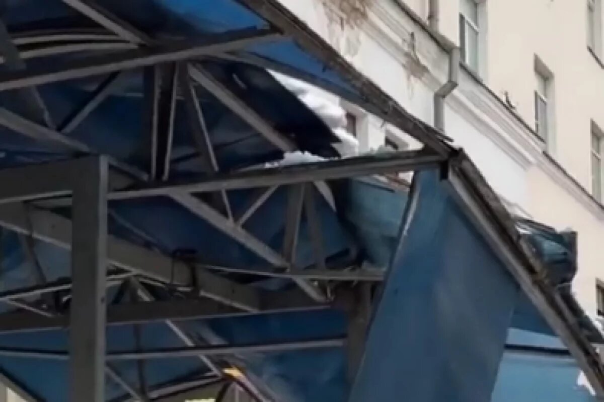    В Твери упавшая с крыши ледяная глыба раскурочила остановку