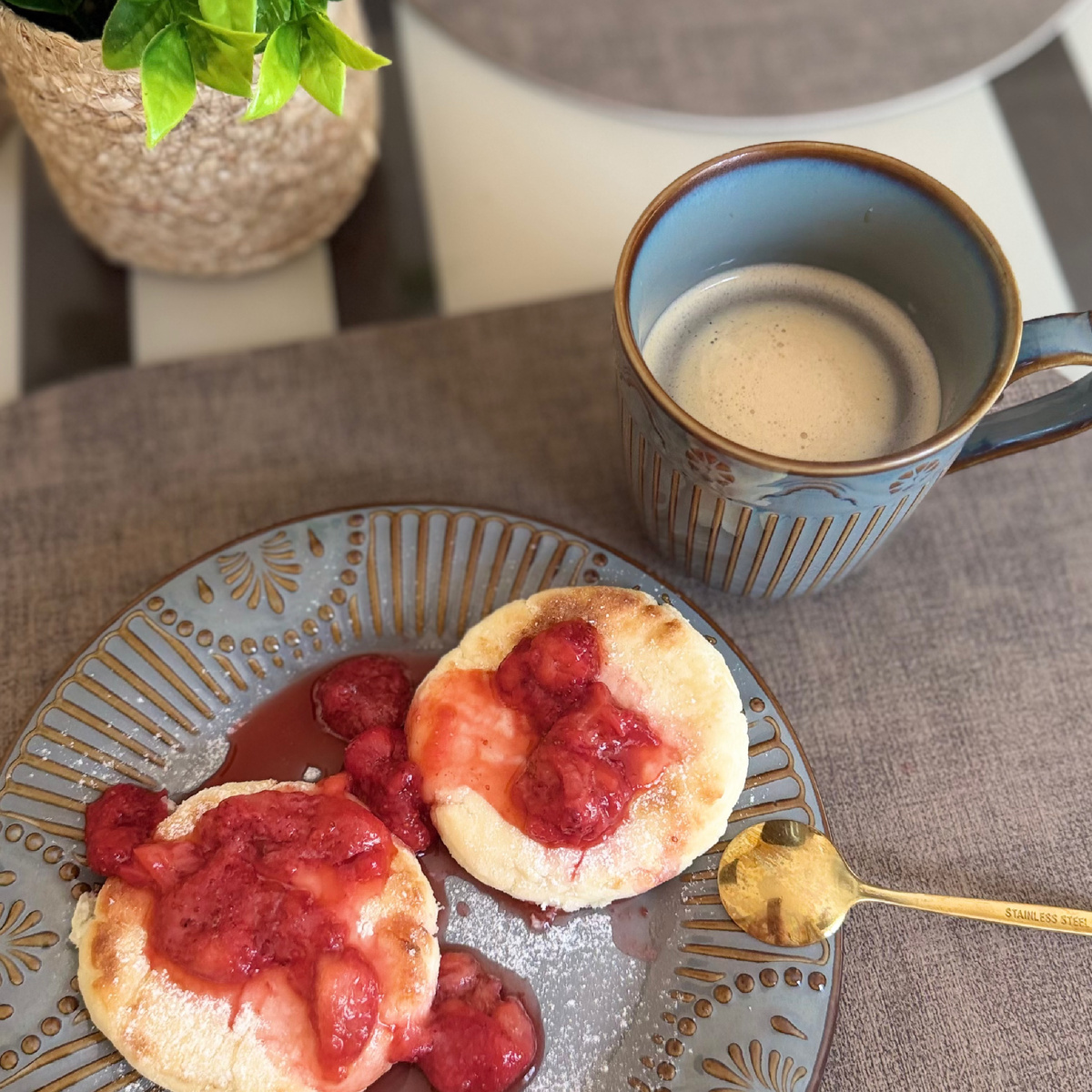 Привет, я Оксана. В марте 2024 года мы переехали из Перми в Анапу. Мы семья медиков. Муж работает на скорой, я занимаюсь детьми (их у нас трое)  и веду блоги в социальных сетях. Подписывайтесь и следите за жизнью многодетной семьи на берегу Черного моря.