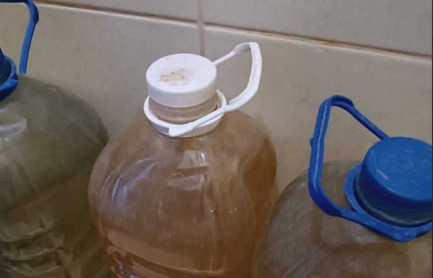 Донецкая вода. Набрана из трубы в самом центре города. Скрин: Жизнь ДНР