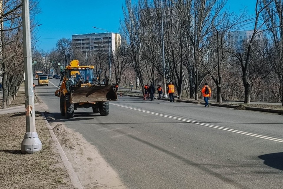    В Мариуполе активизировали уборку бордюрной части автомагистралей. Фото: ТГ/Кольцов