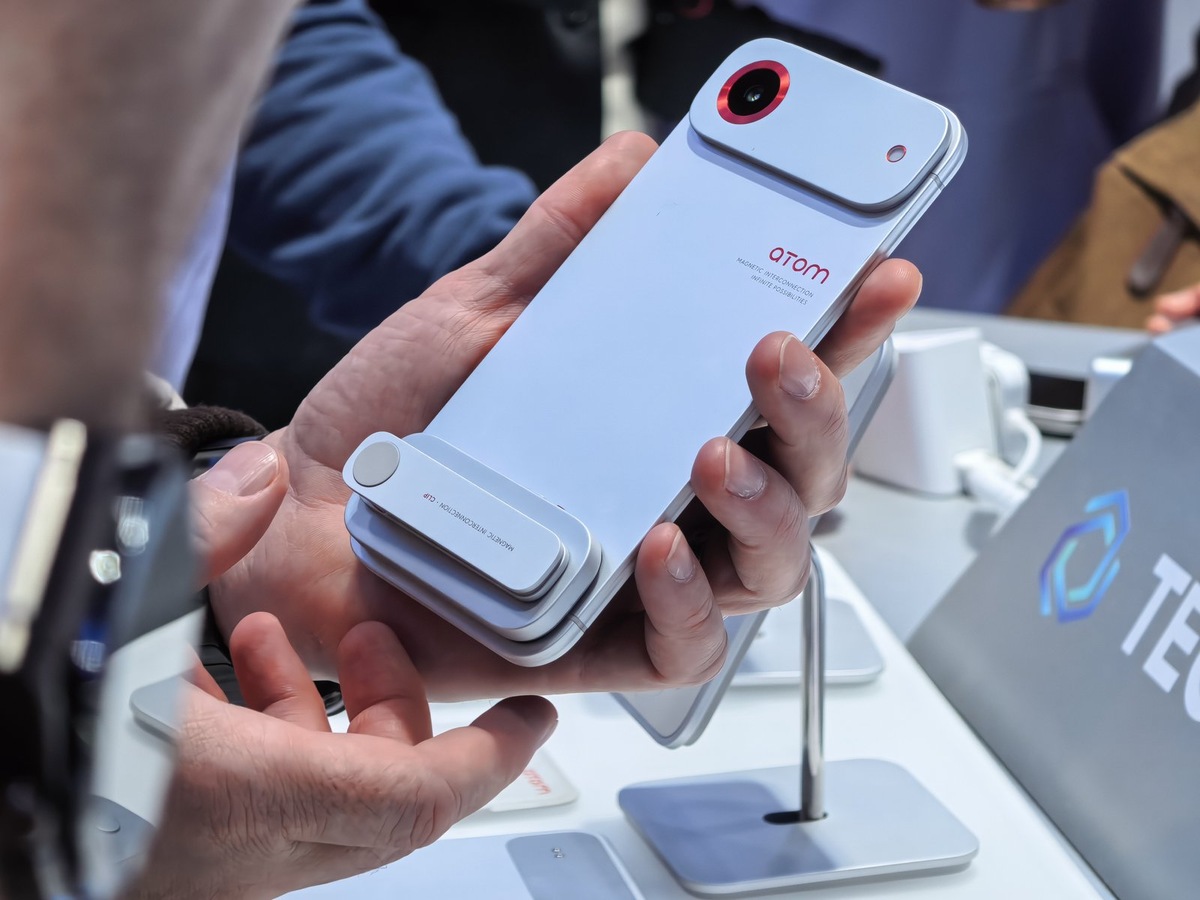    Модульный смартфон Tecno на MWC 2026