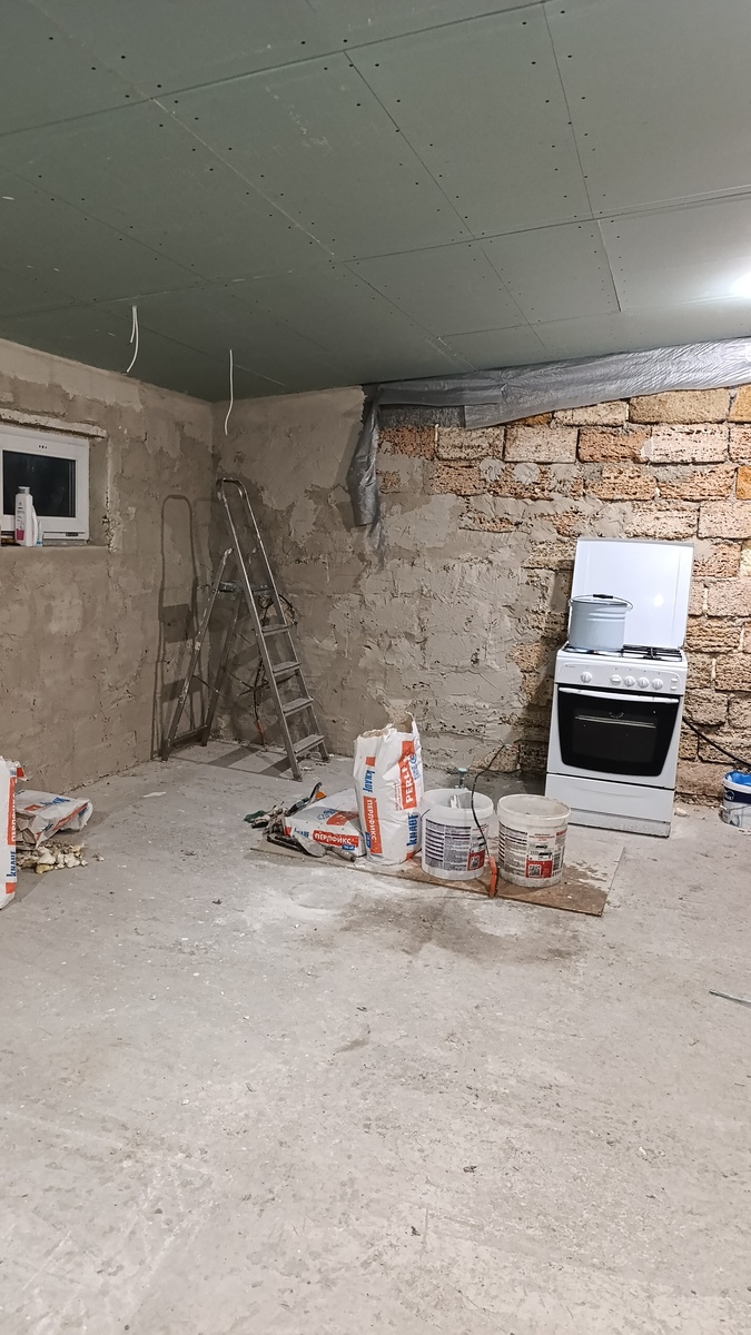 Осталось 1.5 мешка смеси, еще на один заход.