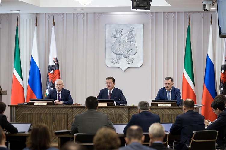    Ильсур Метшин: «Прогнозы синоптиков могут меняться, а мы должны во всеоружии при любом раскладе!».   
Фото: kzn.ru