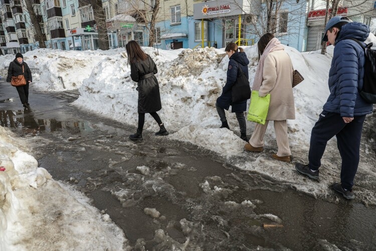    Со следующей недели в администрациях районов Казани начнется круглосуточное дежурство членов противопаводковых комиссий, под круглосуточное дежурство ставятся и УК.   
Фото: «БИЗНЕС Online»