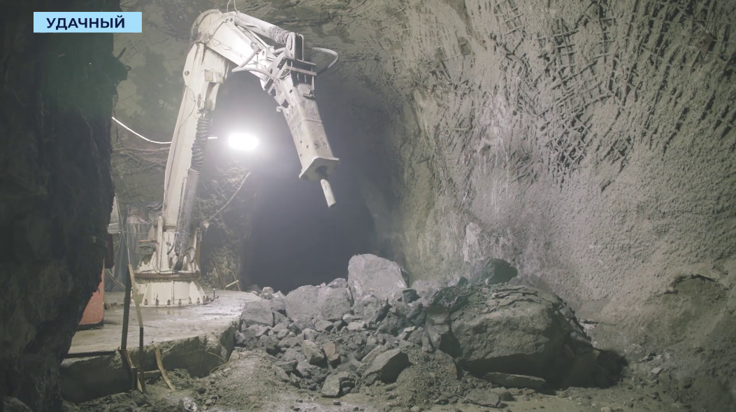    Данные в режиме реального времени поступают в центр управления, где диспетчер может оперативно скорректировать работу операторов техники. Источник: скриншот видео из Телеграм-канала «ALROSA».