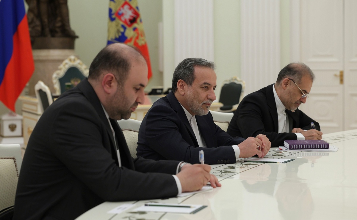     Аббас Аракчи (в центре)   
kremlin.ru