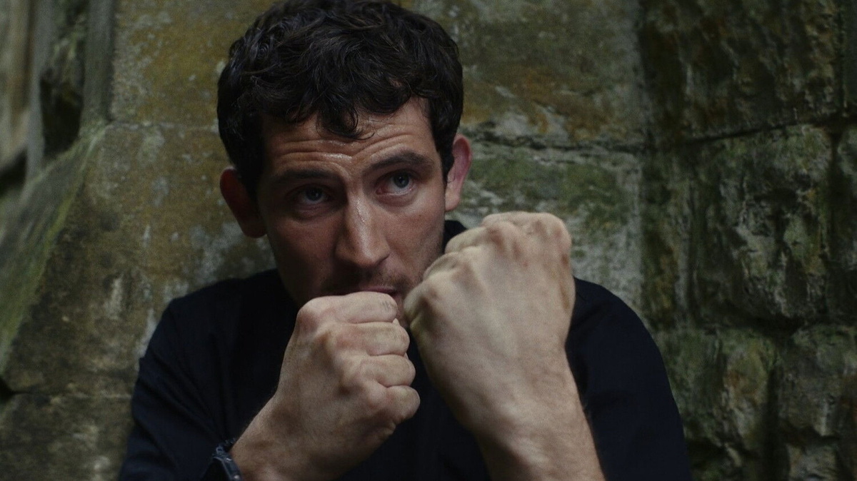 Кадр из фильма. Хороший парень (Джош О'Коннор) – бывший убийца-боксёр, не понятно как ставший священником и отоваривающий теперь кулаками своих братьев по вере