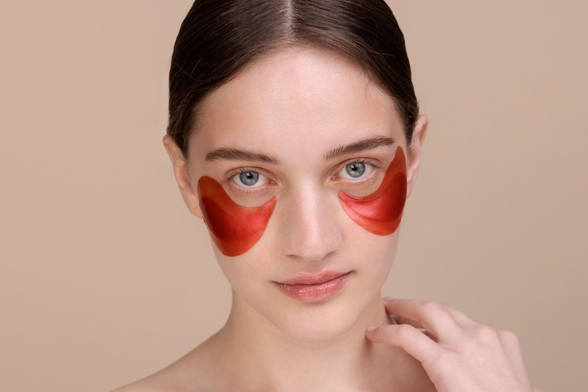 Мешки под глазами являются одной из самых частых причин обращения к косметологу. Место чувствительное, кожа нежнейшая — вот и получается, что страдает эта зона чаще остальных.