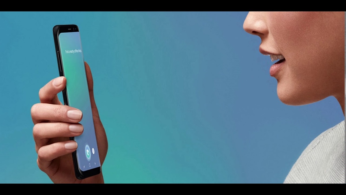 Смартфон в руке, экран с подсказками или голосовым вводом