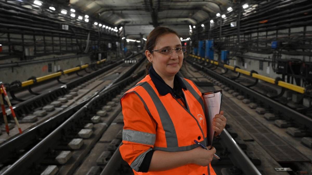    Помощник мастера 1011-го околотка по тоннельным сооружениям Ксения Алексеева в ночном тоннеле метро между станциями «Кленовый бульвар» и «Нагатинский Затон» / Фото: Александр Кочубей / Вечерняя Москва