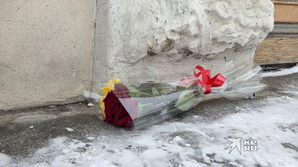 Уральцы несут цветы к зданию «Коляда – Театра»