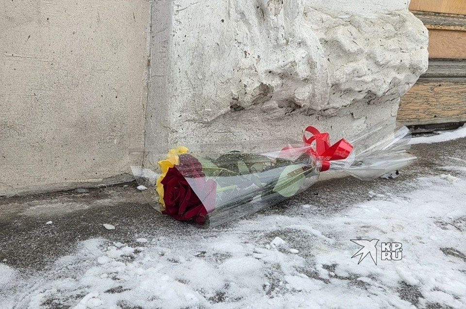    К зданию театра несут живые цветы и вспоминают драматурга Николая Коляду Ольга ЮШКОВА