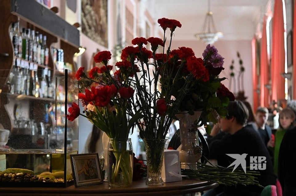    Вазы были полны цветов Ольга ЮШКОВА