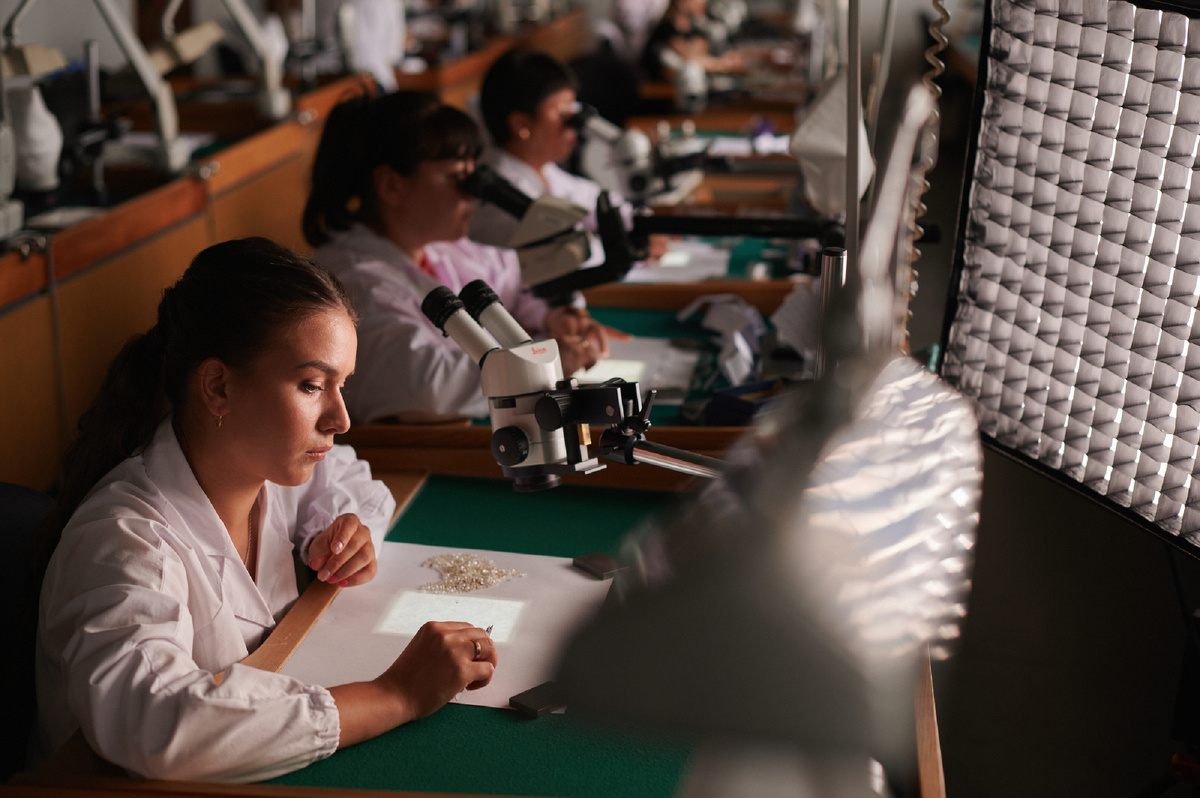 Сортировка алмазов в Единой сбытовой организации АЛРОСА