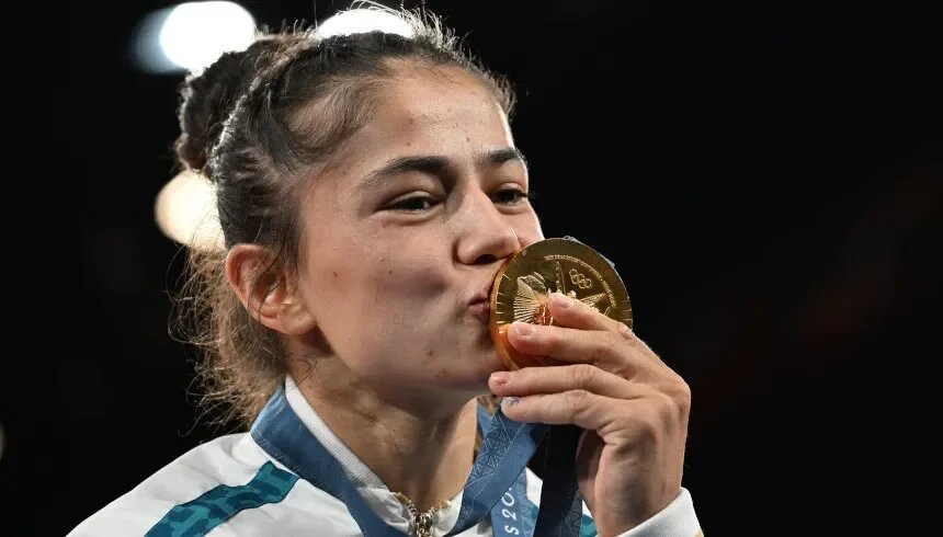    За высокие спортивные результаты на Олимпиаде в Париже указом Президента Узбекистана Диёра Келдиёрова было присвоено почетное звание «Узбекистон ифтихори», что в переводе означает «Гордость Узбекистана».