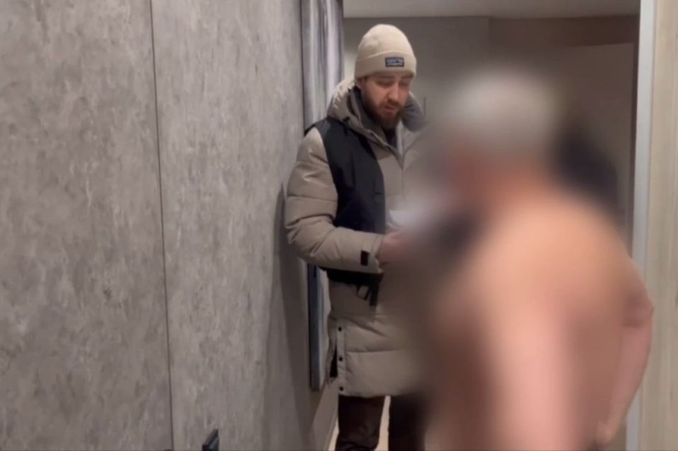    Денис Кривцов слушает следователя. Кадр с видео: СК России.