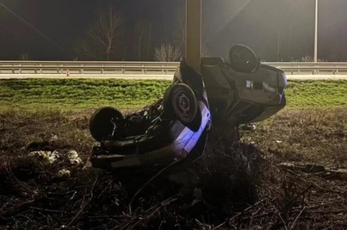    Автомобиль врезался в рекламный столб в Адыгее, водитель госпитализирован