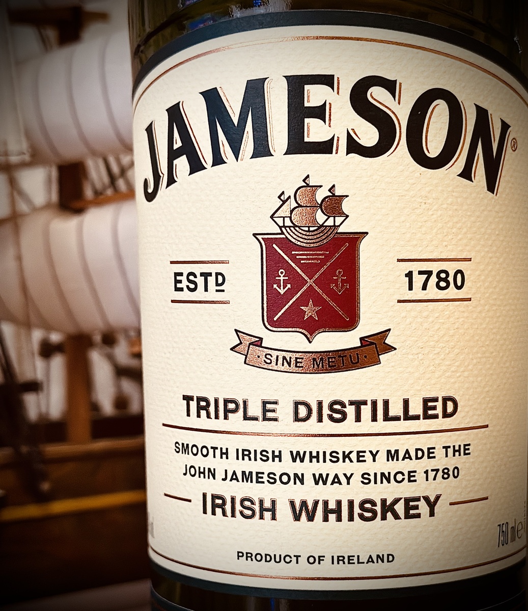 Красивая этикетка с тиснением. Никаких претензий к оформлению