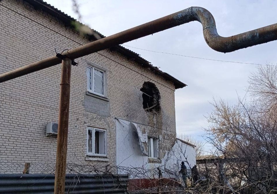    Снаряд пробил стену дома