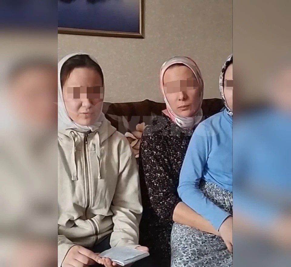    Старшая из сестер после пропажи записала видеообращение и попросила не искать их. По центру записи - мать девочек, младшая - справа. Фото: предоставлено "КП"