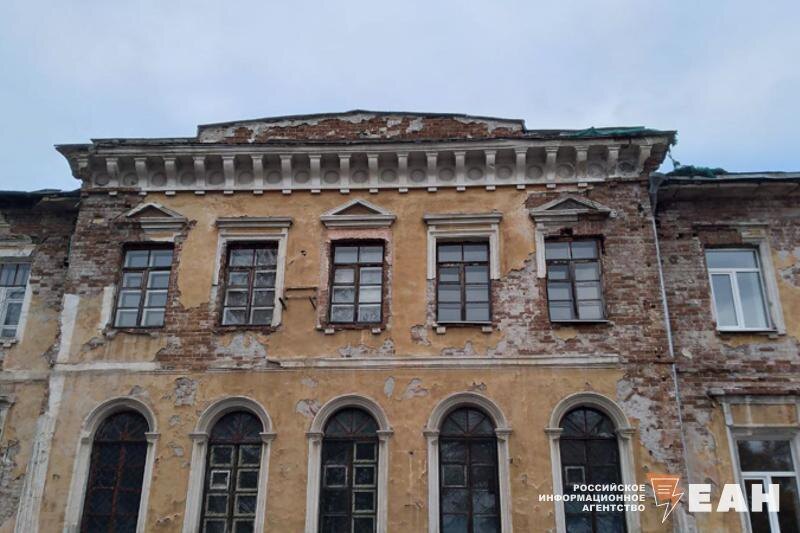    ЕАН. Фасад старого памятника в Екатеринбурге