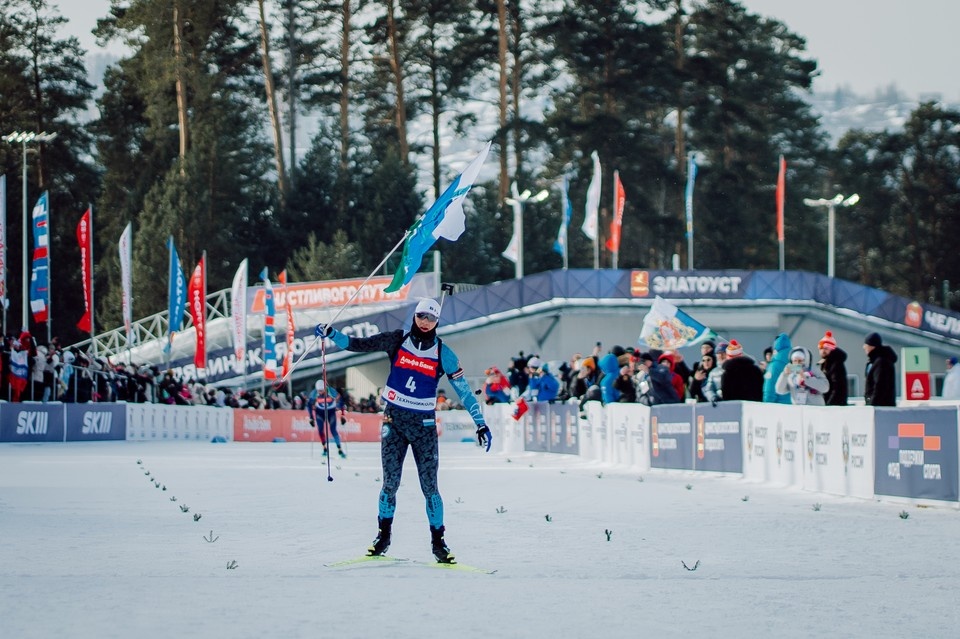    Победители финала Кубка России по биатлону в Златоусте финишировали с флагами. Дарья МАКСИМОВА