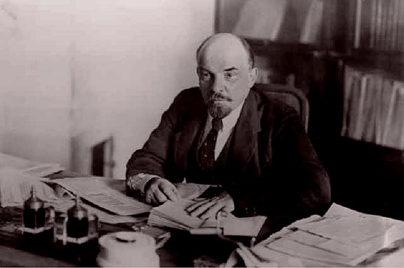 Председатель Совета Народных Комиссаров - Ленин в Кремлёвской квартире-кабинете в 1918.