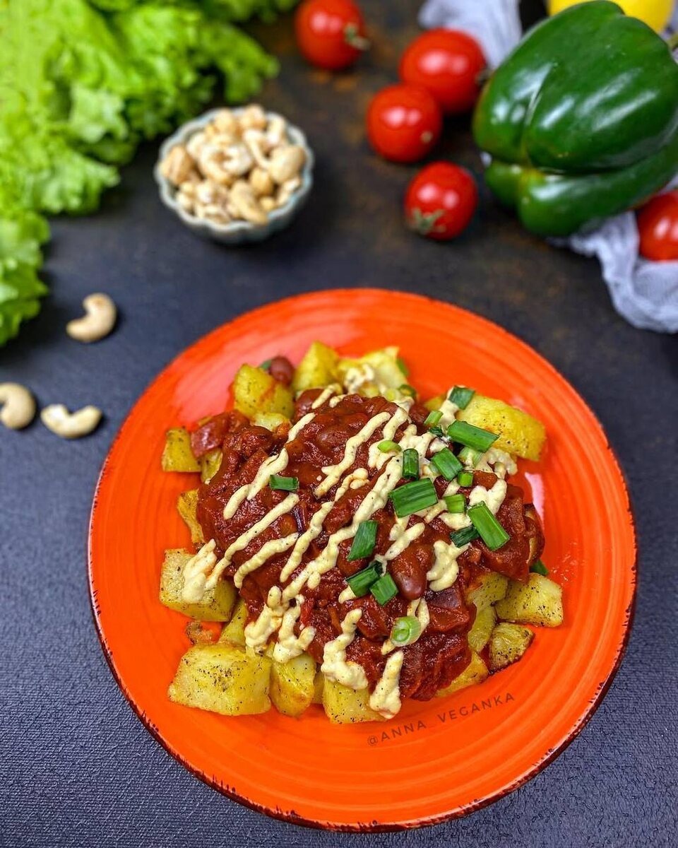 Запеченная картошка с пряным соусом с фасолью