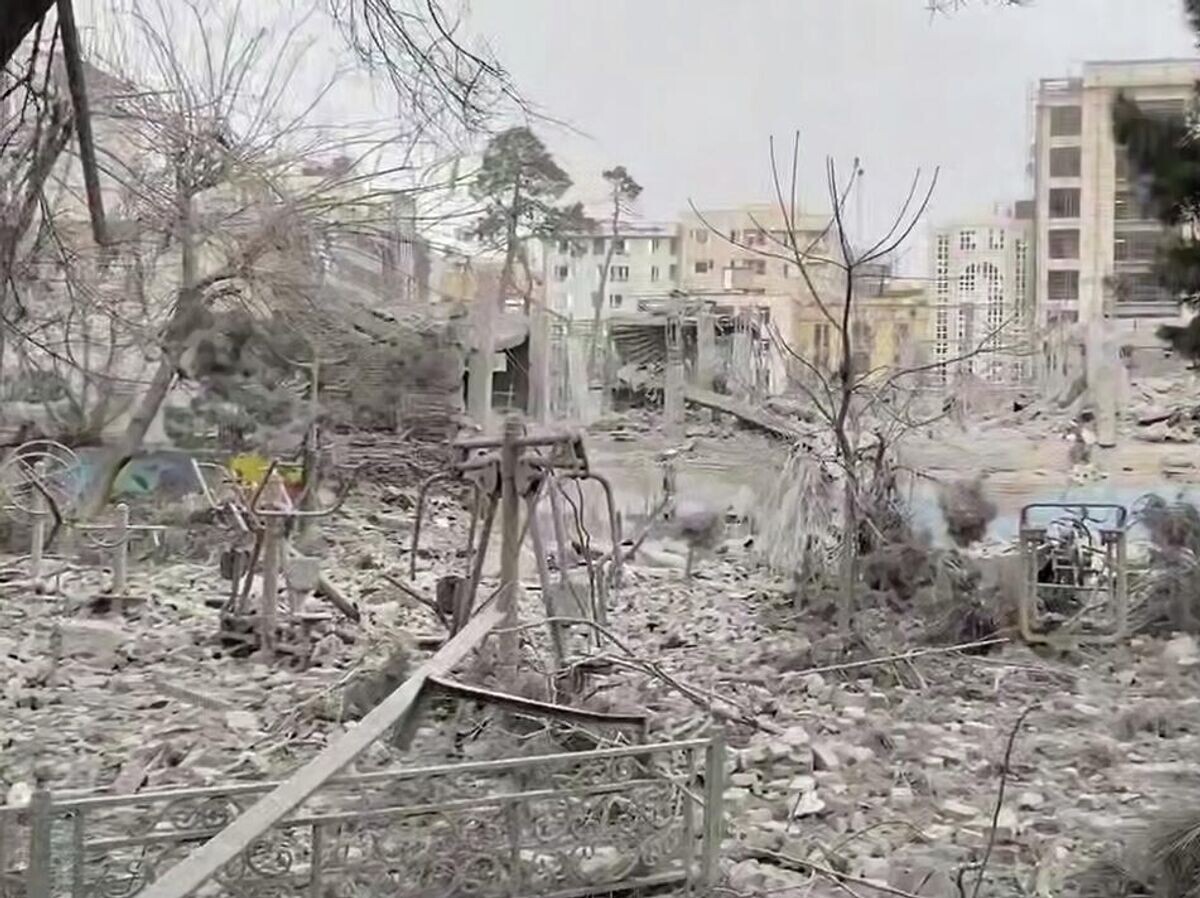    Поврежденная в результате авиаудара детская площадка в Тегеране | © Кадр видео из соцсетей