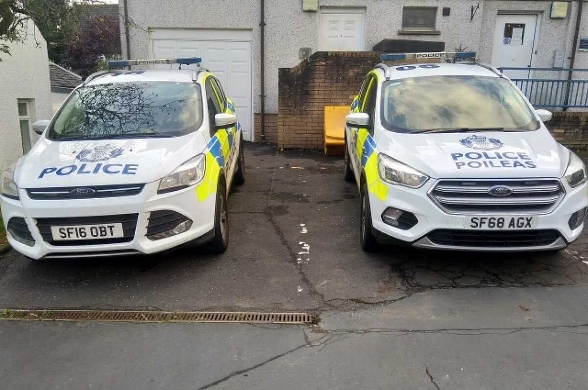    Мужчина с двумя ножами напал на людей в Эдинбурге