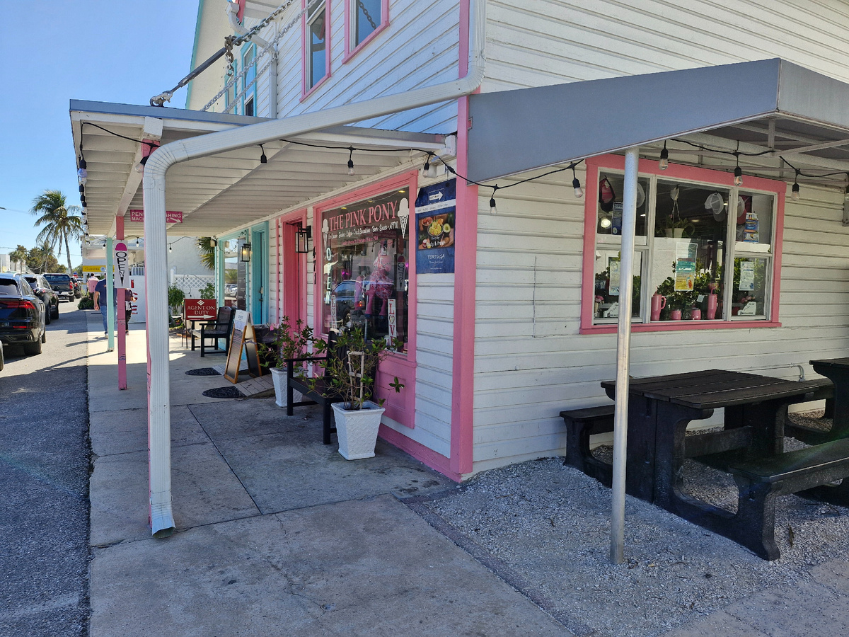 Розовый Пони с бесплатной парковкой напротив