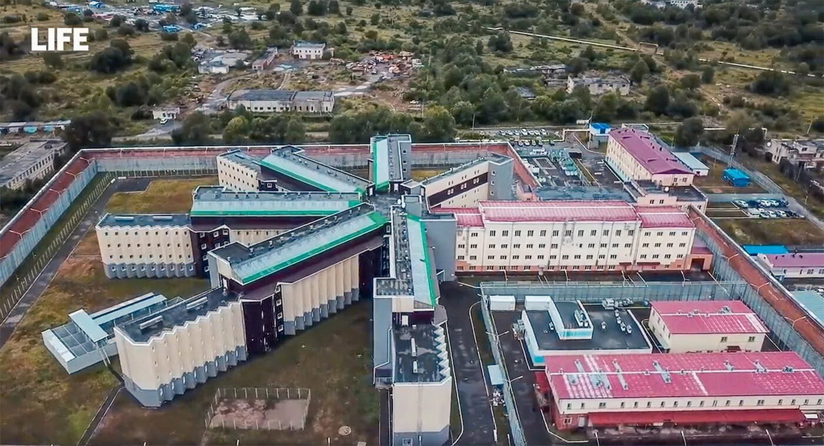 Вид на колонию особого режима «Снежинка» в Хабаровском крае, демонстрирующий уникальную форму здания в виде семиконечной звезды.