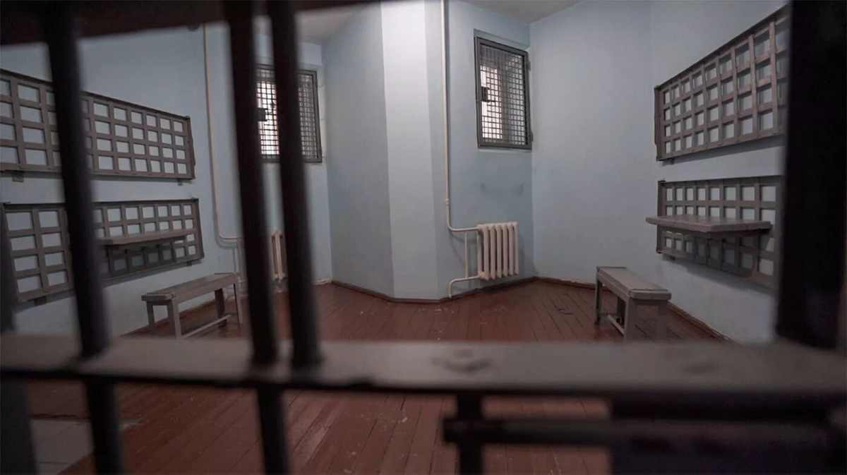 Внутренний интерьер современной колонии для пожизненно заключенных Снежинка, подчеркивающий стерильность и систему контроля.