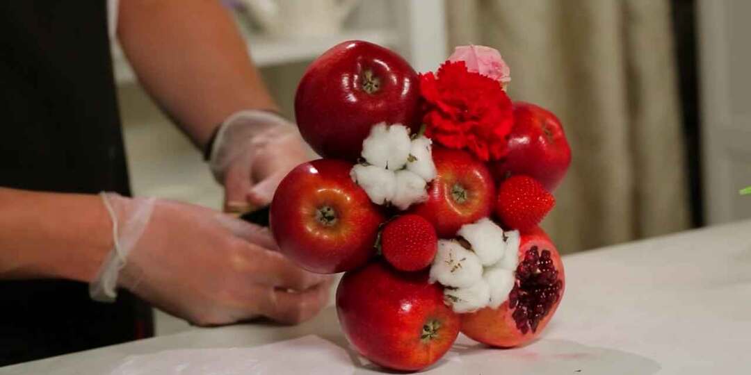 Букет из красных фруктов