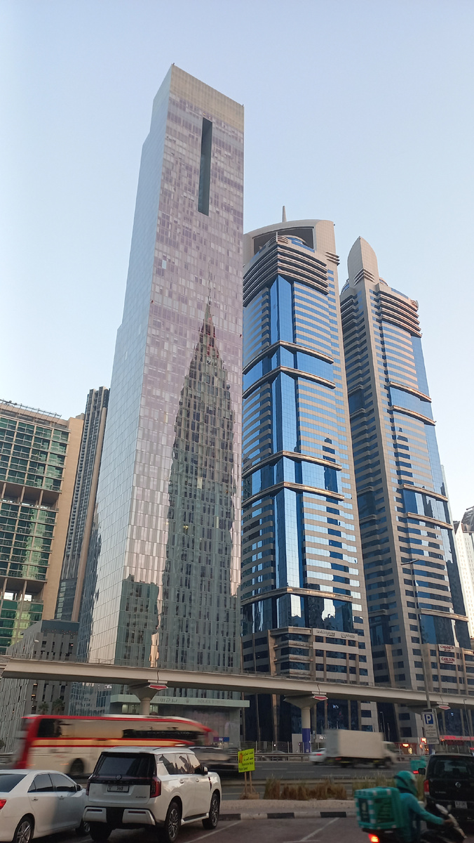 Где-то у отеля