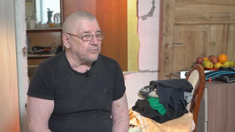 Пенсионер-инвалид почти 20 лет живет в осаде в собственной квартире