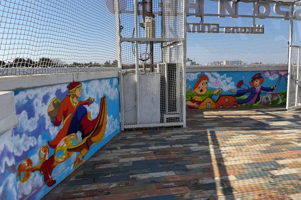    Стены полигона украшены рисунками из русских сказок и мультиков. Фото: "Добро и Небо"