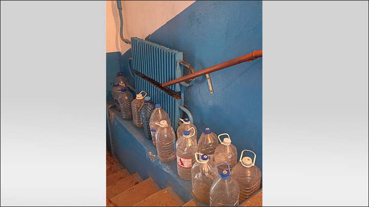    Батареи бутылок - типичная картина в донецких многоквартирных домах. Фото предоставлено Царьграду