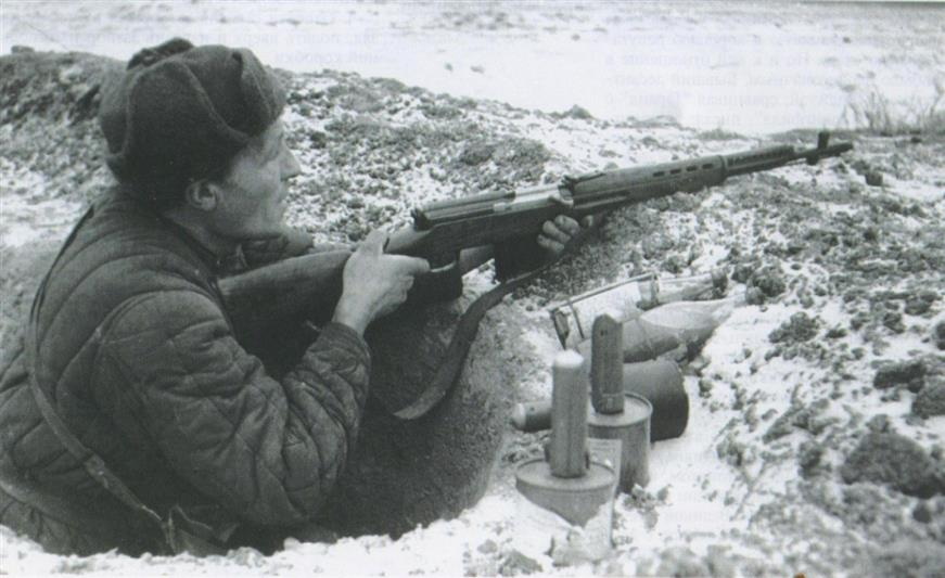 Немцы считали его «пылью» и хохотали, загоняя в ловушку: они не знали, что простой слесарь заставит их в панике бросать свои танки